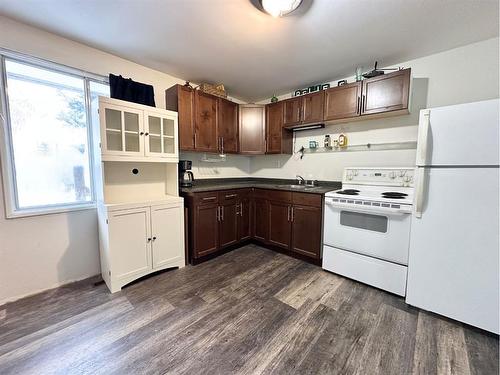 4812 Plaza Avenue, Swan Hills, AB - Indoor Photo Showing Kitchen