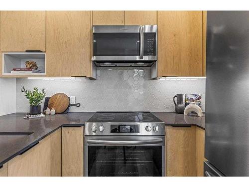 201F-209 Stewart Creek Rise, Canmore, AB - Indoor Photo Showing Kitchen