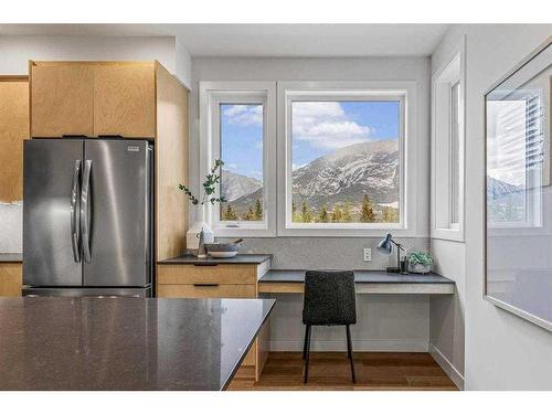 201F-209 Stewart Creek Rise, Canmore, AB - Indoor Photo Showing Kitchen