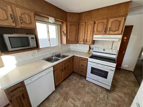 278 Macleod Avenue, Hinton, AB - Indoor Photo Showing Kitchen With Double Sink