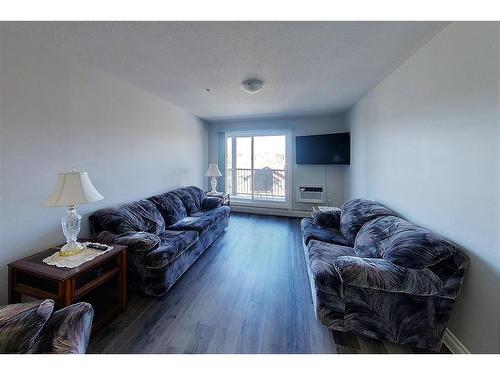 303-5037 7 Avenue, Edson, AB - Indoor Photo Showing Living Room