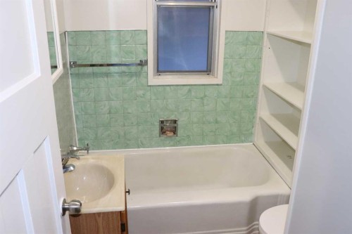 4702 4 Avenue, Edson, AB - Indoor Photo Showing Bathroom