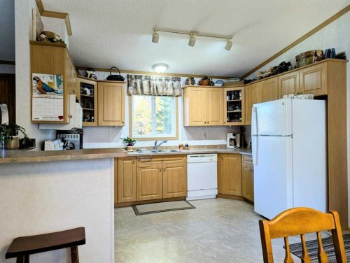 7 4 Avenue Sw, Faust, AB - Indoor Photo Showing Kitchen With Double Sink