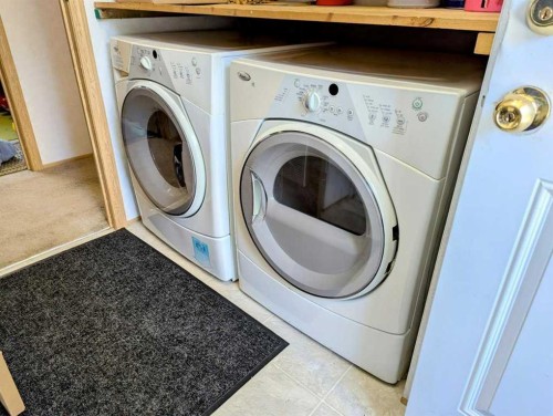 7 4 Avenue Sw, Faust, AB - Indoor Photo Showing Laundry Room