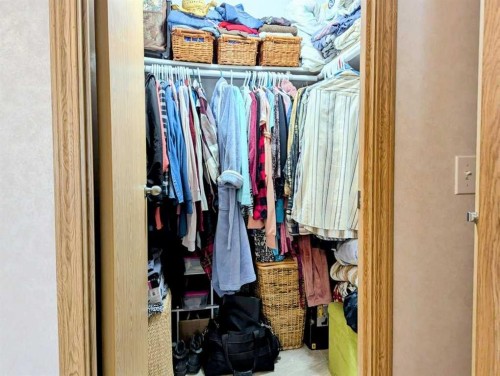 7 4 Avenue Sw, Faust, AB - Indoor With Storage