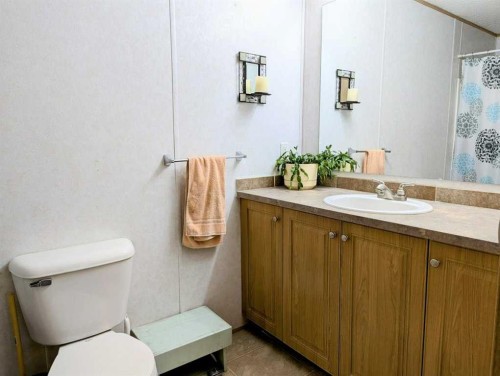 7 4 Avenue Sw, Faust, AB - Indoor Photo Showing Bathroom