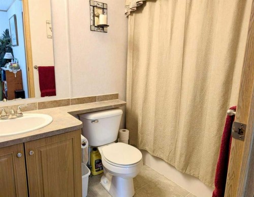 7 4 Avenue Sw, Faust, AB - Indoor Photo Showing Bathroom