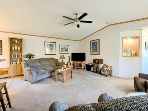 7 4 Avenue Sw, Faust, AB - Indoor Photo Showing Living Room