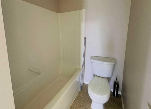 302-1615 41 Street, Edson, AB - Indoor Photo Showing Bathroom