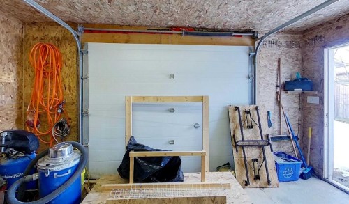 5743 9 Avenue, Edson, AB - Indoor Photo Showing Garage