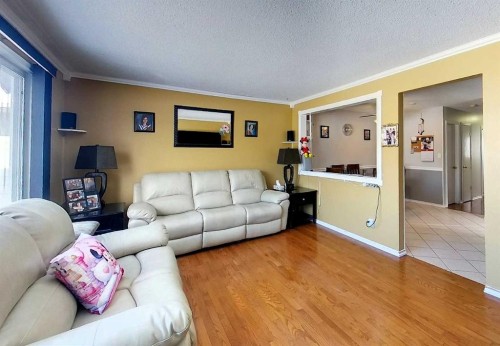 5743 9 Avenue, Edson, AB - Indoor Photo Showing Living Room