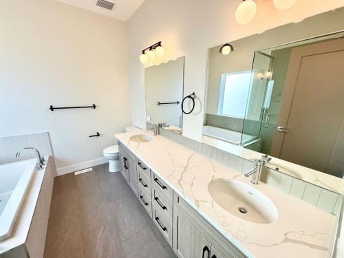 128 Trestle Place, Hinton, AB - Indoor Photo Showing Bathroom