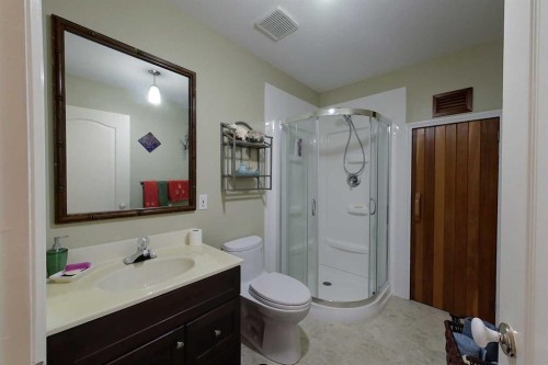 30 Executive Estates, Canyon Creek, AB - Indoor Photo Showing Bathroom