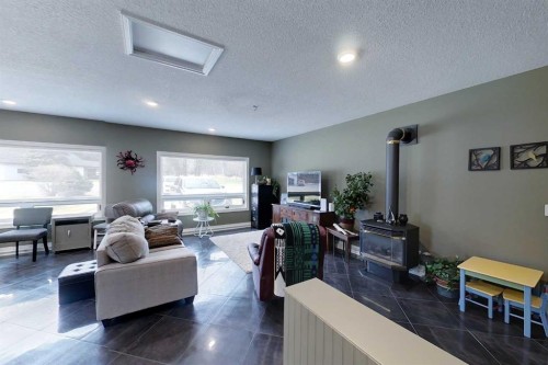 30 Executive Estates, Canyon Creek, AB - Indoor Photo Showing Living Room