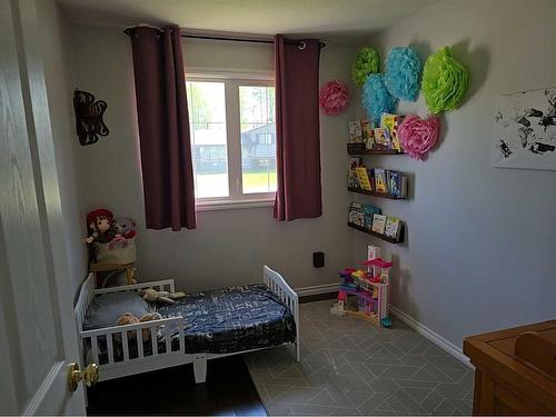 401 7 Avenue, Fox Creek, AB - Indoor Photo Showing Bedroom