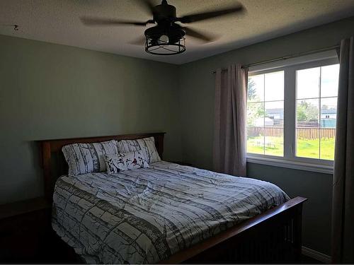 401 7 Avenue, Fox Creek, AB - Indoor Photo Showing Bedroom