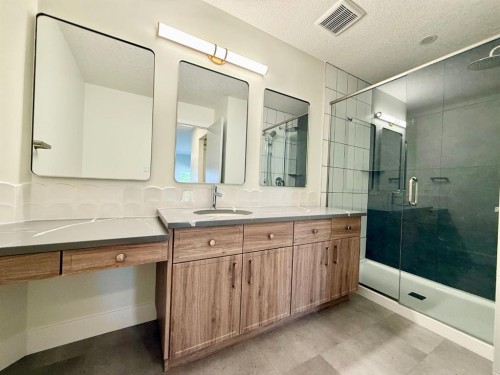 124 Trestle Place, Hinton, AB - Indoor Photo Showing Bathroom