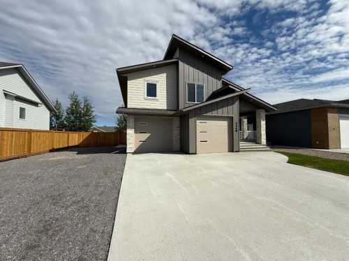 124 TRESTLE Place  Hinton, AB T7V 0B8