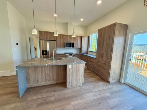 124 Trestle Place, Hinton, AB - Indoor Photo Showing Kitchen With Stainless Steel Kitchen With Double Sink With Upgraded Kitchen