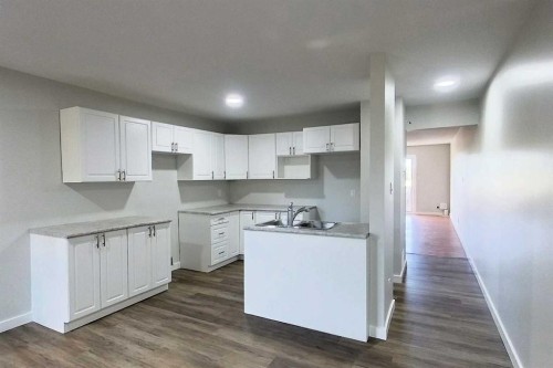 8-5429 10 Avenue, Edson, AB - Indoor Photo Showing Kitchen
