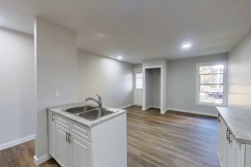 8-5429 10 Avenue, Edson, AB - Indoor Photo Showing Kitchen With Double Sink