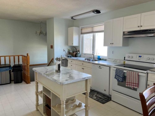 500 8 Street, Fox Creek, AB - Indoor Photo Showing Kitchen With Double Sink