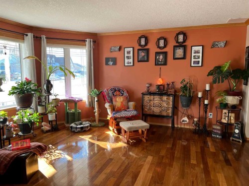 302 8 Avenue, Fox Creek, AB - Indoor Photo Showing Living Room