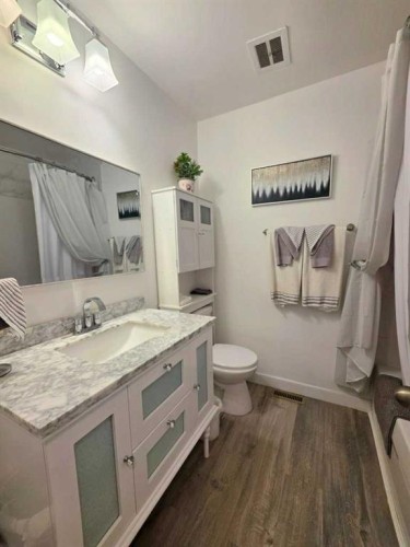 713 6 Avenue Ne, Slave Lake, AB - Indoor Photo Showing Bathroom