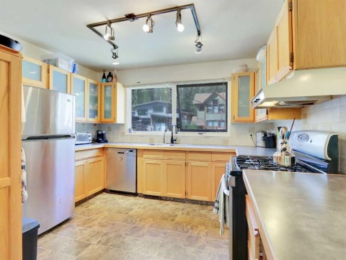 252 Three Sisters Drive, Canmore, AB - Indoor Photo Showing Kitchen