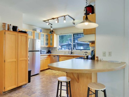 252 Three Sisters Drive, Canmore, AB - Indoor Photo Showing Kitchen