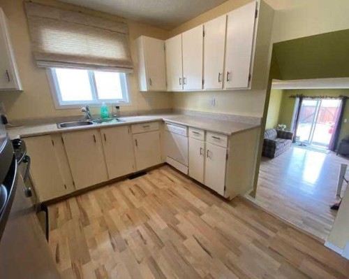 121 Sutherland Avenue, Hinton, AB - Indoor Photo Showing Kitchen With Double Sink