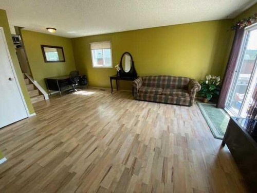 121 Sutherland Avenue, Hinton, AB - Indoor Photo Showing Living Room