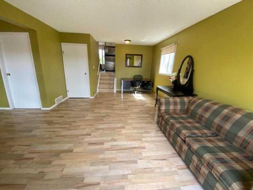 121 Sutherland Avenue, Hinton, AB - Indoor Photo Showing Living Room