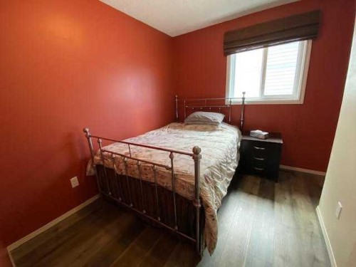 121 Sutherland Avenue, Hinton, AB - Indoor Photo Showing Bedroom