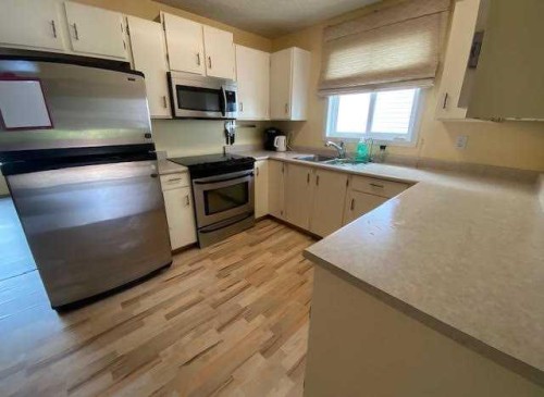121 Sutherland Avenue, Hinton, AB - Indoor Photo Showing Kitchen With Double Sink