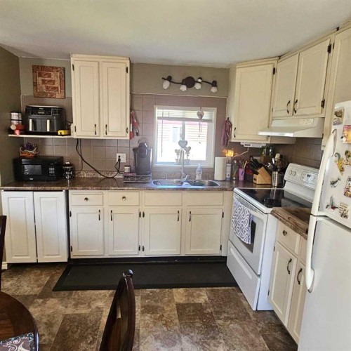 613 53 Street, Edson, AB - Indoor Photo Showing Kitchen With Double Sink
