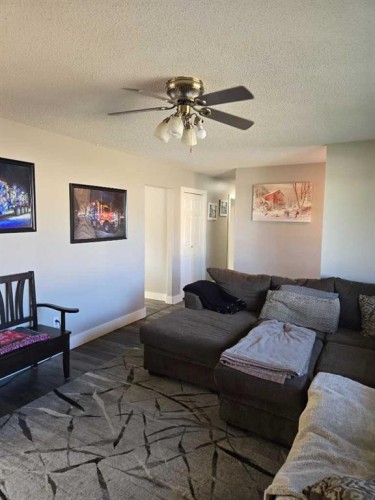 525 6 Avenue, Fox Creek, AB - Indoor Photo Showing Living Room