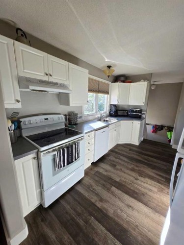 525 6 Avenue, Fox Creek, AB - Indoor Photo Showing Kitchen