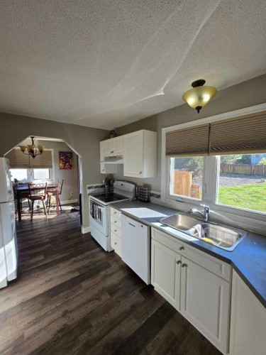 525 6 Avenue, Fox Creek, AB - Indoor Photo Showing Kitchen With Double Sink