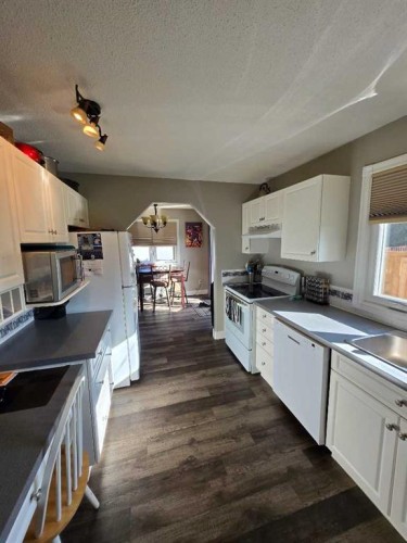 525 6 Avenue, Fox Creek, AB - Indoor Photo Showing Kitchen