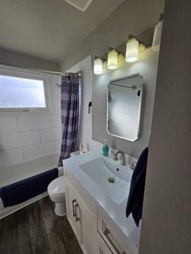 525 6 Avenue, Fox Creek, AB - Indoor Photo Showing Bathroom