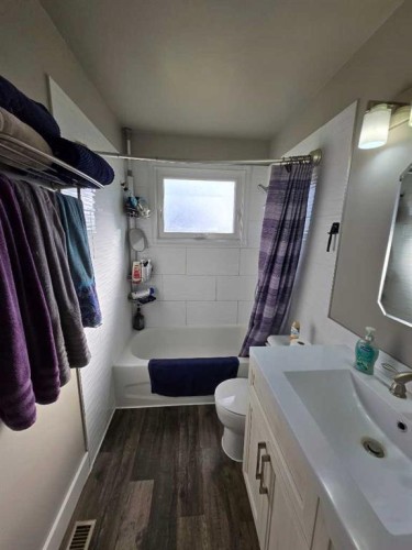 525 6 Avenue, Fox Creek, AB - Indoor Photo Showing Bathroom