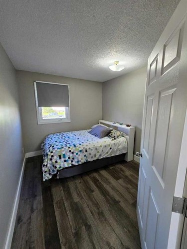 525 6 Avenue, Fox Creek, AB - Indoor Photo Showing Bedroom