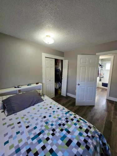 525 6 Avenue, Fox Creek, AB - Indoor Photo Showing Bedroom