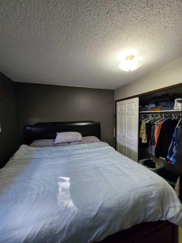 525 6 Avenue, Fox Creek, AB - Indoor Photo Showing Bedroom