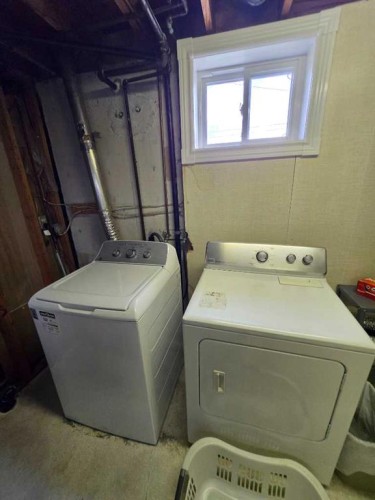 525 6 Avenue, Fox Creek, AB - Indoor Photo Showing Laundry Room