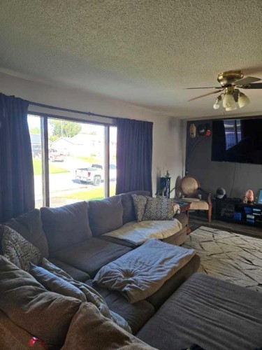 525 6 Avenue, Fox Creek, AB - Indoor Photo Showing Living Room