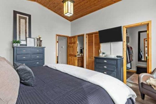 101 Wapiti Close, Canmore, AB - Indoor Photo Showing Bedroom