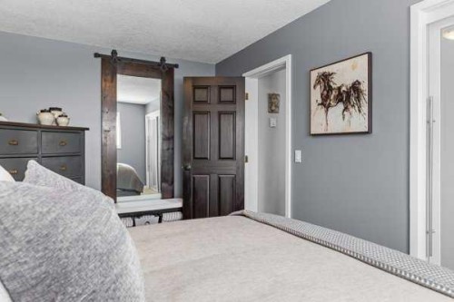 101 Wapiti Close, Canmore, AB - Indoor Photo Showing Bedroom