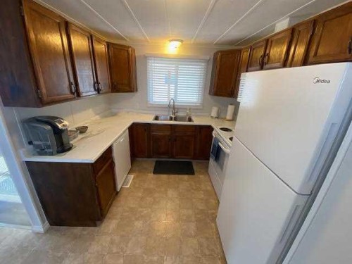126 Nickerson Avenue, Hinton, AB - Indoor Photo Showing Kitchen